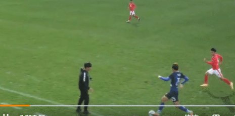 世界杯直播下载-雷人操作！中冠赛场主帅场边伸腿绊倒对方进攻球员