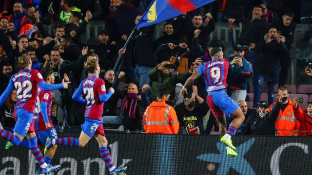 哈维首秀险胜，争议点球和门柱拯救巴萨