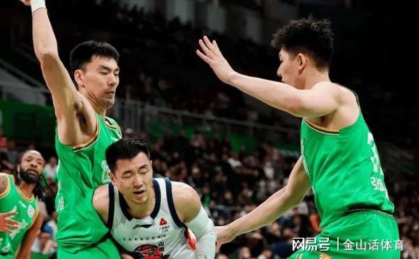 世界杯手机观看-坑爹啊！2米14内线2分0板，出现超低级失误，解说: 没一点攻击力