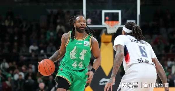 世界杯手机观看-坑爹啊！2米14内线2分0板，出现超低级失误，解说: 没一点攻击力