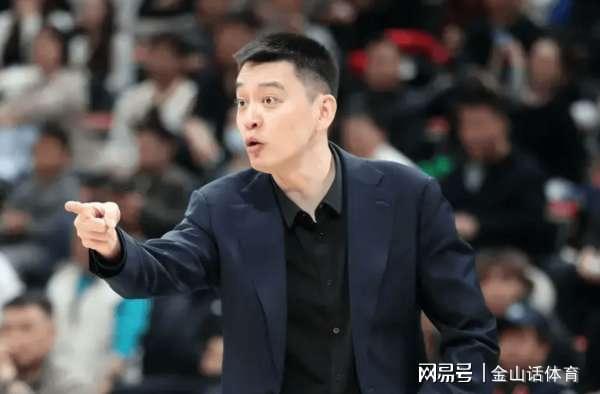 世界杯手机观看-坑爹啊！2米14内线2分0板，出现超低级失误，解说: 没一点攻击力