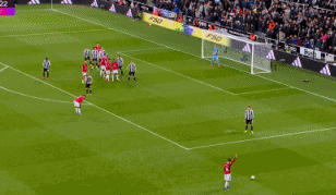 世界杯下载安装指南-半场多打1人遭绝杀！曼联1-2十人纽卡 近12轮首败 B费送点后助攻