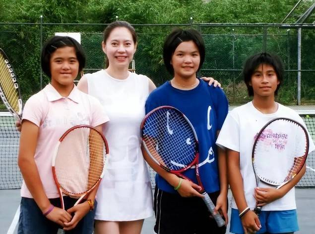 世界杯赛事直播官方app下载-她是中国体坛叛徒，赴美比赛却临阵脱逃入美籍，如今高调回国捞金|胡娜|网球|美国|画展|大义_新浪体育_新浪新闻